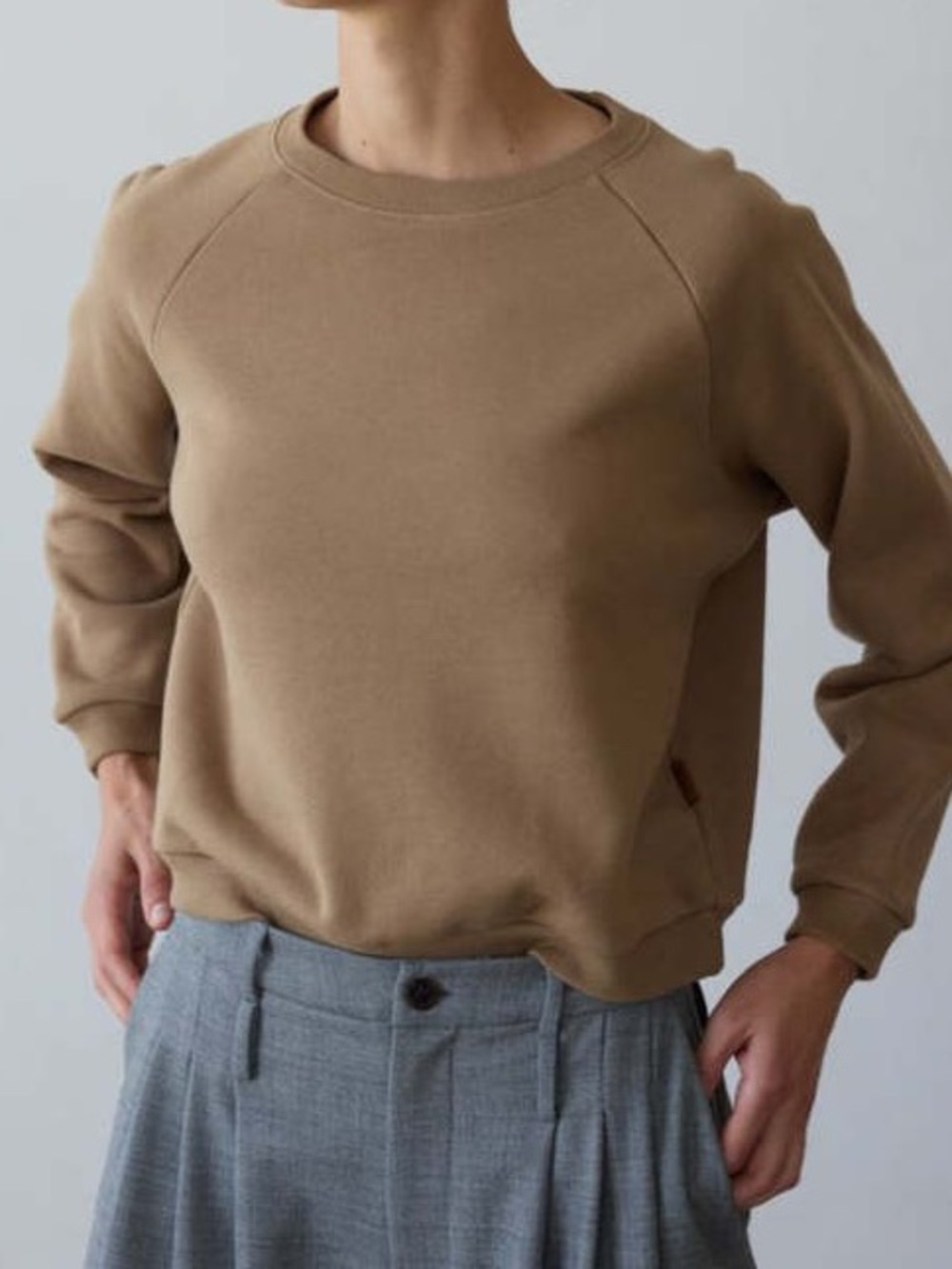 JAMIE HALLER Daily Sweatshirt in Camel